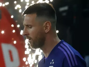 Messi dá show, Argentina bate Peru e dispara na tabela das Eliminatórias